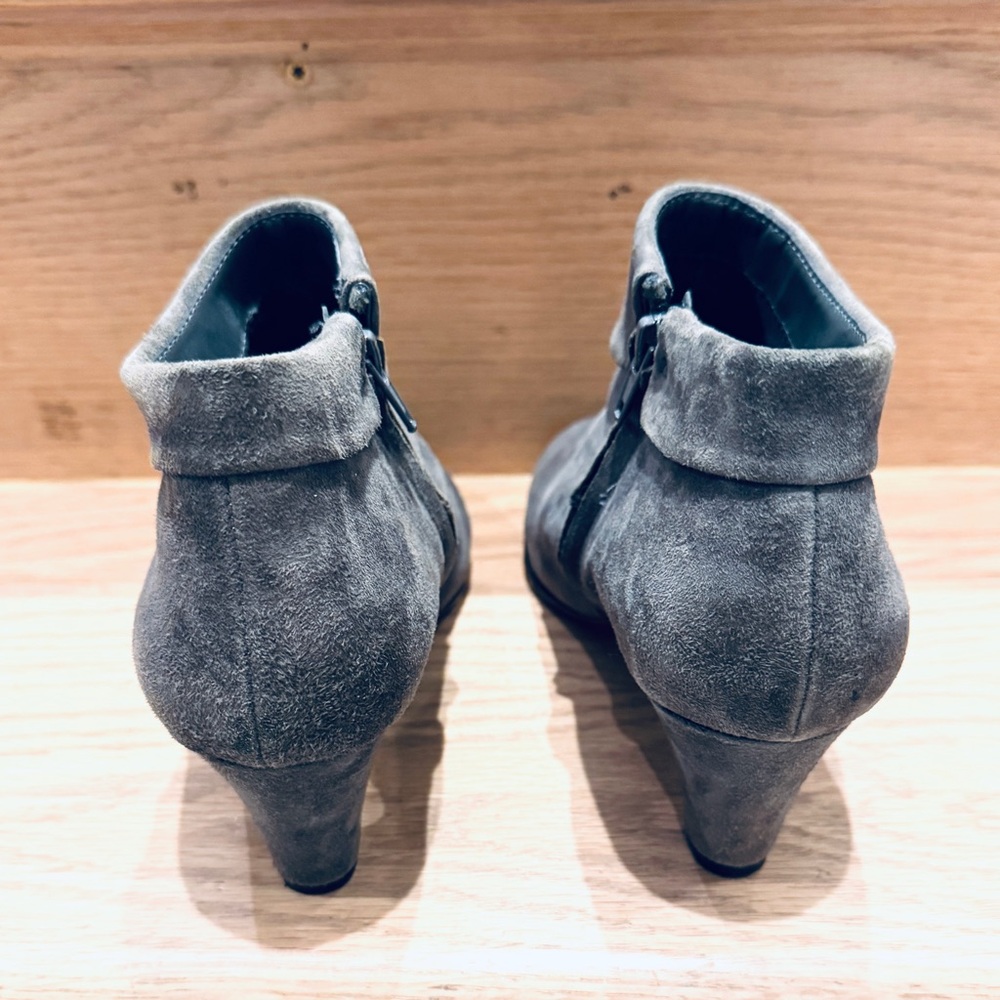 NWOB AEROSOLES Play Pleat Gray Ankle Booties, Size 7.5 - Picture 5 of 8